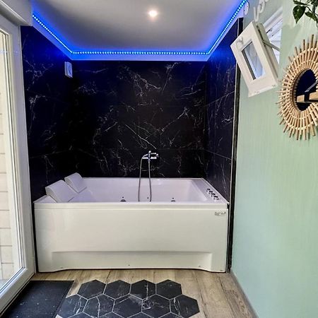 Terre & Mer'Veilles 2, Appartement Avec Spa Pour 2 Personnes Favieres  Exterior photo
